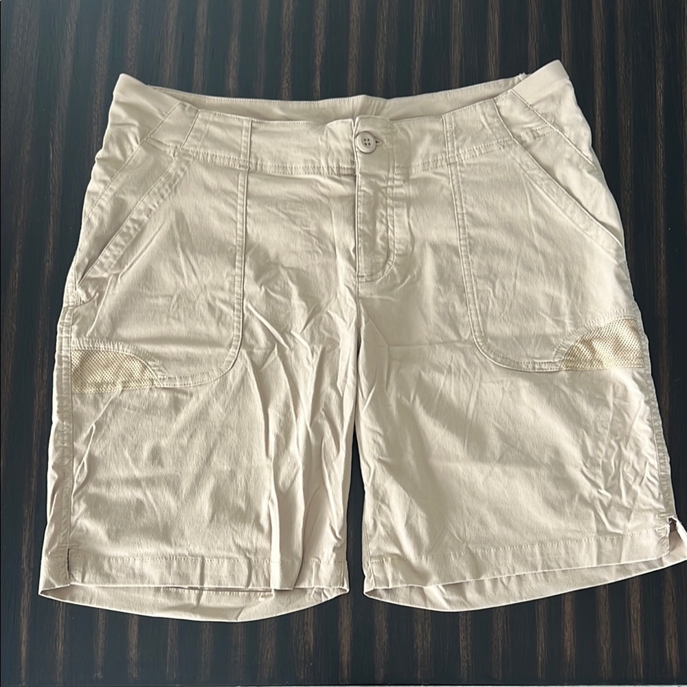 Columbia Cargo Shorts in Khaki
